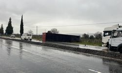 Denizli’de kayganlaşan yolda tırın dorsesi yola savruldu