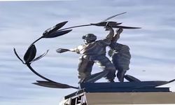 Demokrasi  Anıtı yerleştirilmeye başlandı