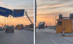 Yönlendirme tabelasına çarpan tırın dorsesi yola savruldu