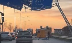 Yönlendirme tabelasına çarpan tırın dorsesi yola savruldu