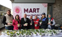 Honaz’da Kadınlara 8 Mart Hediyesi:  Çuha Çiçekleri Dağıtıldı