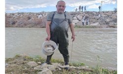 10 yıllık kuraklığın hakim olduğu çayda balık avladılar