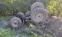 Kontrolden çıkan traktör devrildi; Baba öldü, oğlu yaralı kurtuldu