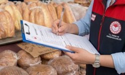 Pazarda etiketsiz ve ambalajsız ekmek satan esnaf hakkında işlem yapıldı