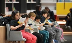 Denizli’de çocuklar “Telefonu Bırak, Kitaba Sarıl” çağrısına kulak veriyor