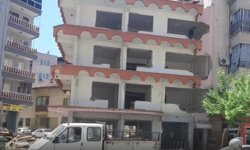 Güvenlik önlemleri alınmadan yapılan bina yıkımı tehlike saçtı