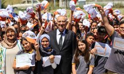 Çameli’de Karne Coşkusu: Başkan Arslan Öğrencilerin Heyecanına Ortak Oldu