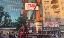 Denizli’ye Yeni Parti Tabelası Asıldı