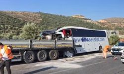 Yolcu Otobüsü Tıra Arkadan Çarptı: 2 Ölü, 3'ü Ağır 18 Yaralı