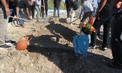 Denizli'de Doğumda Annesiyle Birlikte Ölen Güney'in Kundağı Mezar Taşına Sarıldı