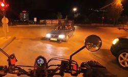 Denizli Trafiğinde Tehlikeli Anlar: Araçların Arasında Ters Yönde İlerledi