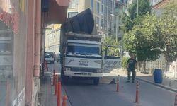 Denizli'de Kamyonetin Kasası Binanın Balkonuna Çarptı