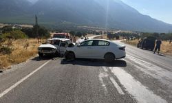 Çivril'de İki Otomobil Çarpıştı: 5 Yaralı