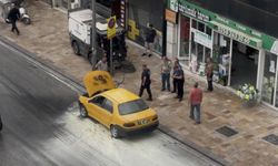 Denizli'de Otomobilde Çıkan Yangını Belediye Temizlik İşçileri Söndürdü