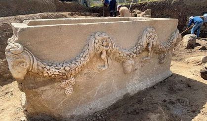 Stratonikeia’da 2000 yıllık girlandlı lahit bulundu