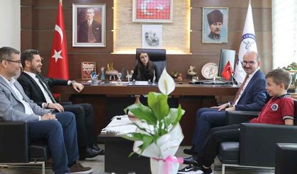 Tavas’ın geleceği çocuklar, belediye başkanlığı koltuğunu devraldı