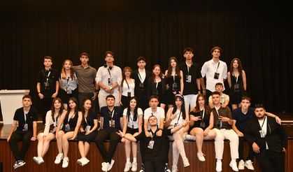 Denizli’de Liseli Gençler Cumhuriyetin Manşetlerini Yazdı