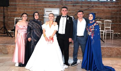 Şeymanur Ve İsmail Düzenlenen Törenle Yaşamlarını Birleştirdi