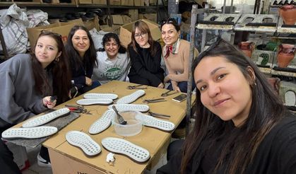 Öğrenciler babalarına ayakkabı yaptı