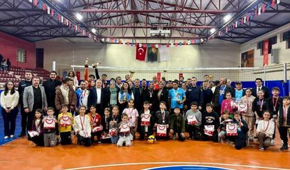 Çal'da düzenlenen voleybol turnuvasında final maçları heyecanı zirveye taşıdı