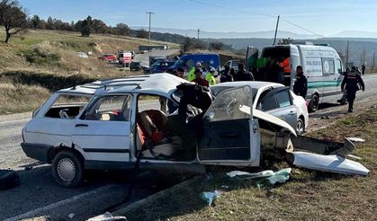 İki otomobilin çarpıştığı kazada yaşlı çift hayatını kaybetti