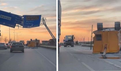 Yönlendirme tabelasına çarpan tırın dorsesi yola savruldu