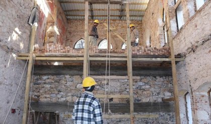 Çal’daki Tarihi Mektep Restorasyon'unda İşçiler Arasında Kavga Çıktı; 4 Yaralı