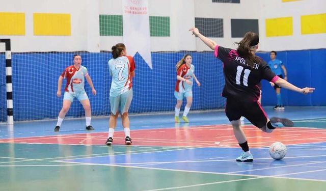 Denizli'nin Ev Sahipliğinde Gerçekleşen Futsalda Yarı Finalistler Belli Oldu