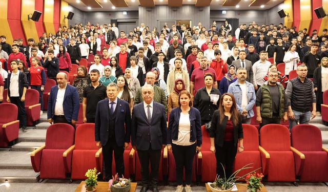DOSTEK Koleji, 18 Mart Çanakkale Zaferi ve Şehitleri Anma Gününü Özel Gösterilerle Kutladı