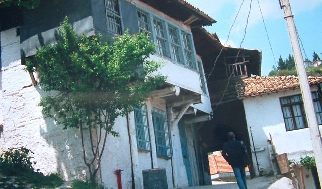 Buldan’da tarihi iki katlı ev çöktü