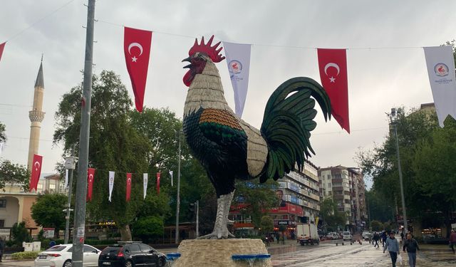 Denizli'nin simgesi cam horozun parçaları dolu yağışında döküldü