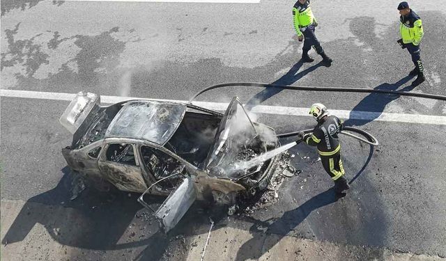 Denizli-Aydın Otoyolunda Alev Alan Otomobil Metal Yığınına Döndü