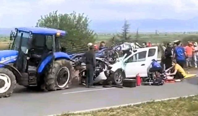 Otomobilin traktöre çarptığı kazada ağır yaralanan kadın kurtarılmadı