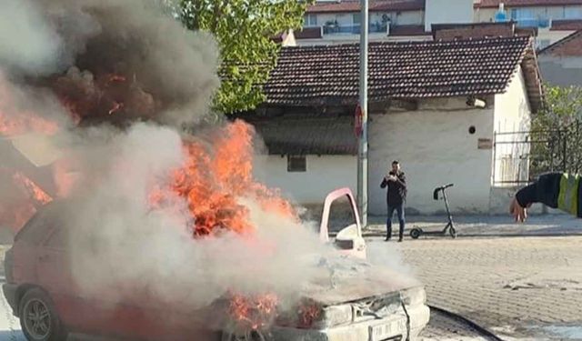 Denizli'de Bakımdan Çıkan Otomobil Alev Topuna Döndü
