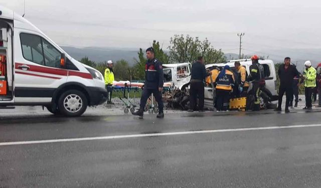Denizli'de İki Araç Kafa Kafaya Çarpıştı, 4 Yaralı