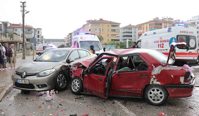 Yağışlı hava ve sürat, kazayı beraberinde getirdi: 1’i ağır 8 yaralı