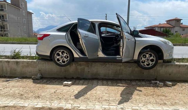 Refüje çıkan otomobildeki 3 kişi kazadan yara almadan kurtuldu