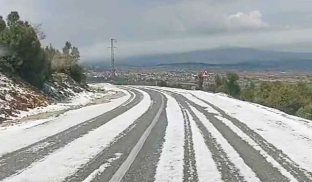 Şiddetli dolu yağışı kar manzaraları oluşturdu