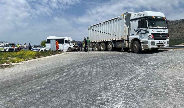 Tıra arkadan çarpan minibüs şoförü hayatını kaybetti