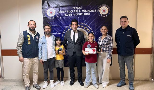 Klavyenin Arkasında Değil Dostunun Yanında Oldu