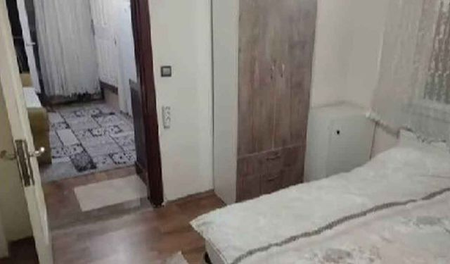 Evini aparta çevirip, prizlere gizli kamera yerleştirdi