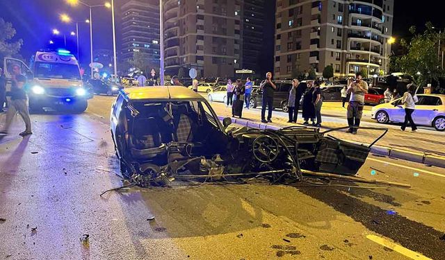 Lüks araçla çarpışan Tofaş ikiye bölündü