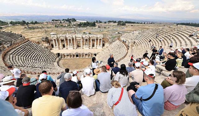 Dünyaca ünlü Kızıl Ordu Korosu, Pamukkale'ye hayran kaldı
