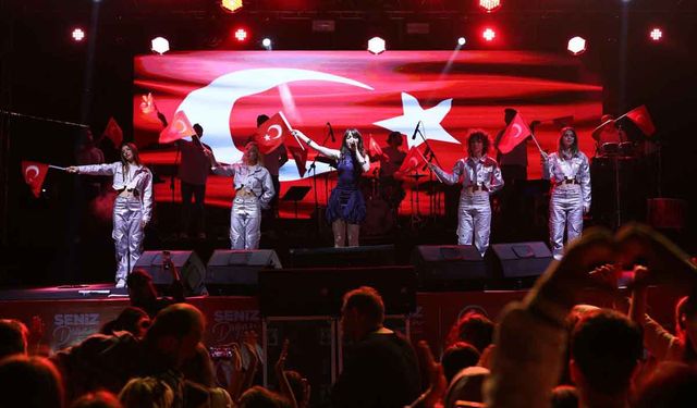 Şarkıcı Melis Fis Merkezefendi'yi Coşturdu