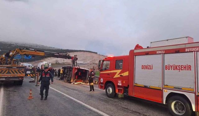 Tekstil işçilerini taşıyan minibüs karşı şeride geçerek otomobille çarpıştı: 1’i ağır 13 yaralı