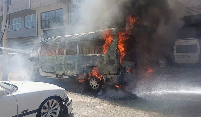 Denizli'de Hareket Halindeki Otobüs Alevlere Teslim Oldu