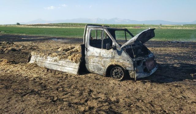 Denizli’de Samanlarıyla Kamyoneti Yanan Çiftçiye Destek