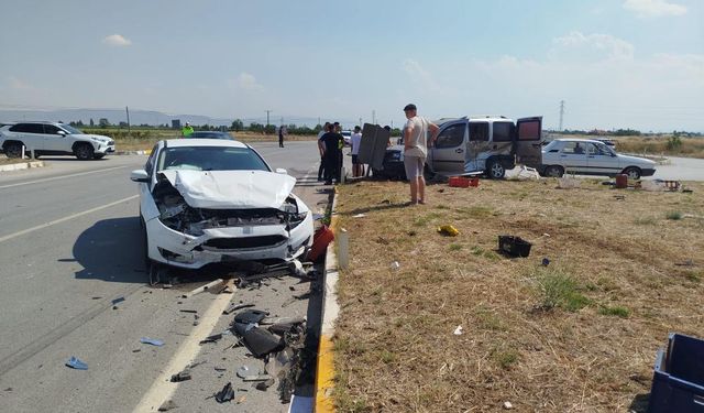 Denizli'de Kavşakta Çarpışan İki Otomobil Hurdaya Döndü