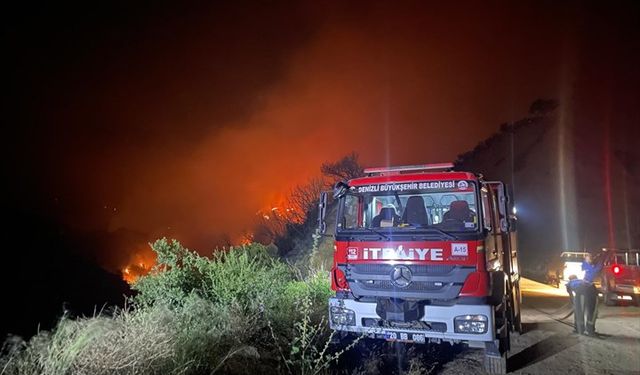 Denizli Büyükşehir İtfaiyesi İzmir ve Manisa’daki Yangınlara Müdahale Ediyor