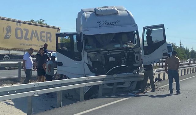 Denizli'de Kontrolden Çıkan Tır Refüje Çarptı